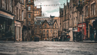 Cobbled Edinburgh historic streets lined with stone buildings, narrow closes, and a striking view of the Old Town skyline und