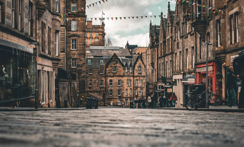Cobbled Edinburgh historic streets lined with stone buildings, narrow closes, and a striking view of the Old Town skyline und